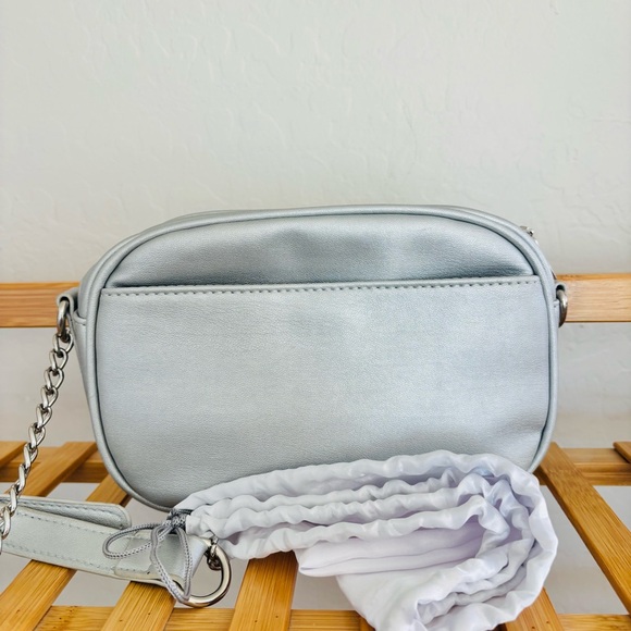 Badgley Mischka NWT Metallic Silver Quilted camera bag Crossbody with Chain - Picture 2 of 9